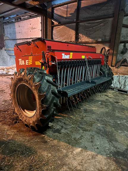 Tume HKL 2500 med grasfrø aggregat 2014, kr 75 000,-