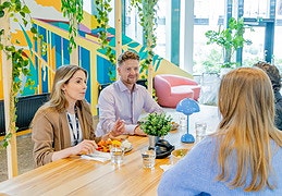 Flere kollegaer som spiser lunsj sammen