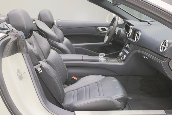 Mercedes-Benz SL63 9 of 29