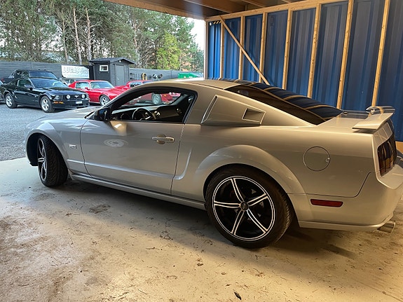 Ford Mustang 2 of 15