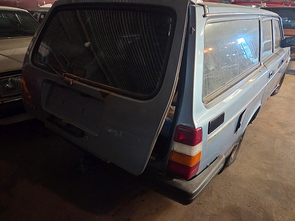 Volvo 240 3 of 5