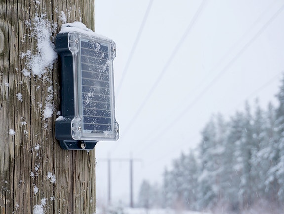 Gridguards IoT-sensor overvåker stolpe og linje i sanntid.