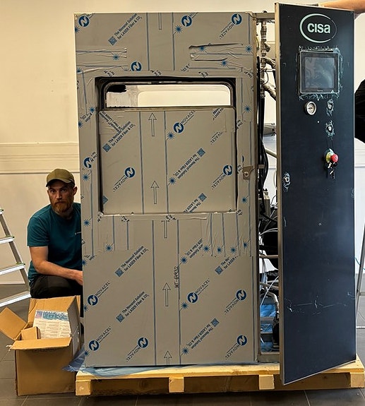 Siste sjekk av ny maskin på kontoret før den sendes til kunde for installasjon.