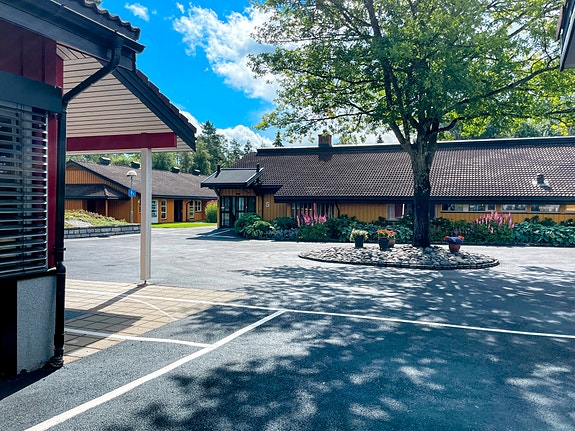 Eikholt består av mange bygg og ligger nydelig til på Konnerud.