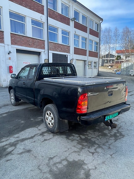 Toyota HiLux 2 of 8