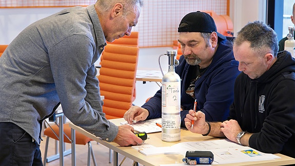 Zano hjelper kursdeltakere med praktiske oppgaver.