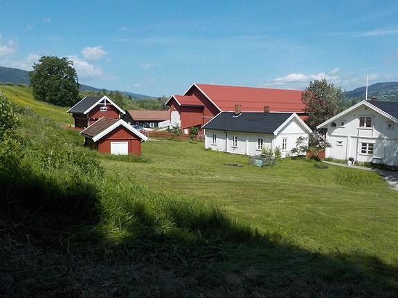 Den vakre gården, i naturskjønne omgivelser.