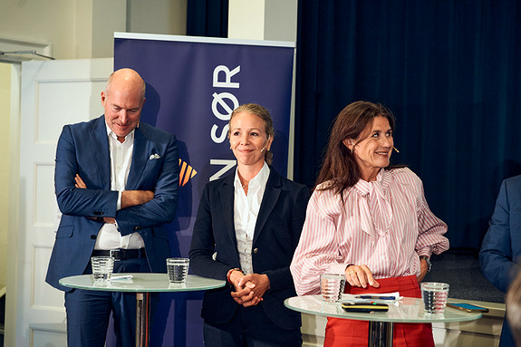 Her er medlemsbedriftene Odfjell, Hurtigruten og Glamox representert i en panelsamtale om hvordan næringslivet kan drive endring, under Arendalsuka.