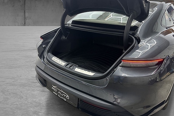 Porsche Taycan 29 of 30