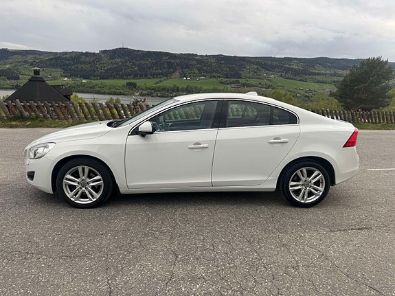 Volvo S60 4 of 5