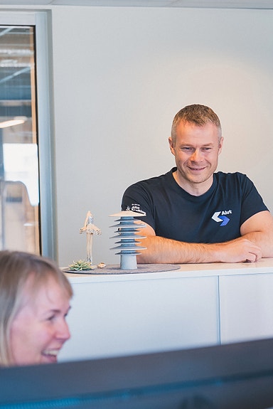 Daglig leder Svein-Ingvar Thomassen og Alut ønsker nå å styrke laget med en ny nettingeniør. Foto: Fillmmark