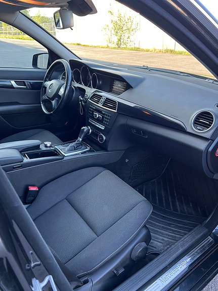Mercedes-Benz C180 11 of 12