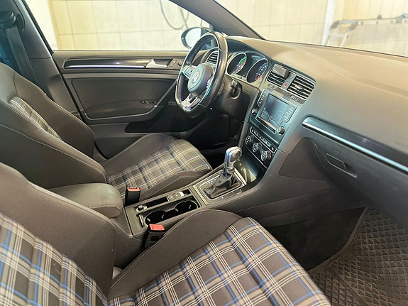 Volkswagen Golf VII 8 of 11
