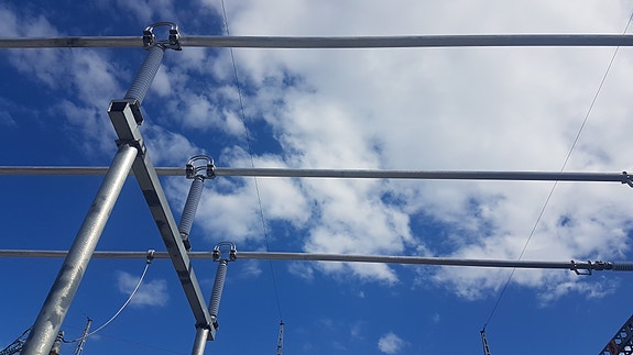 Samleskinnerør mot blå himmel - et vakkert syn for ingeniøren. Jøsok utformer stasjonsanlegg fra overordnet konseptløsning til spesifikasjon av den minste bolt.