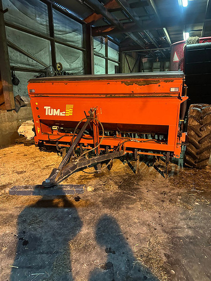 Tume HKL 2500 med grasfrø aggregat 2014, kr 90 000,-