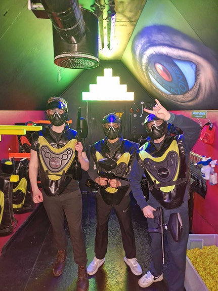 Feiring av fellesmål med middag & paintball