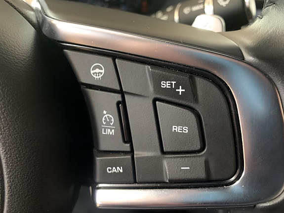 Jaguar XE 18 of 24