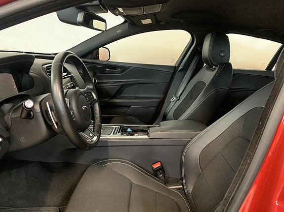 Jaguar XE 12 of 24