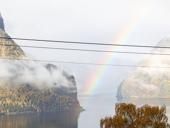 Flott haustdag i Aurland - kanskje det råaste kontorlandskapet i Noreg?