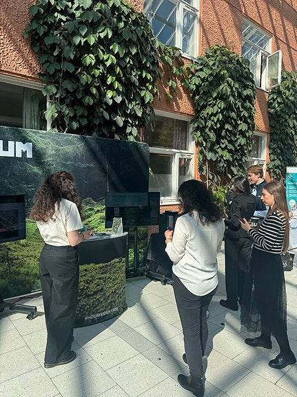 Deltakelse på stand er en viktig del av faglig utveksling og det å bli kjent.