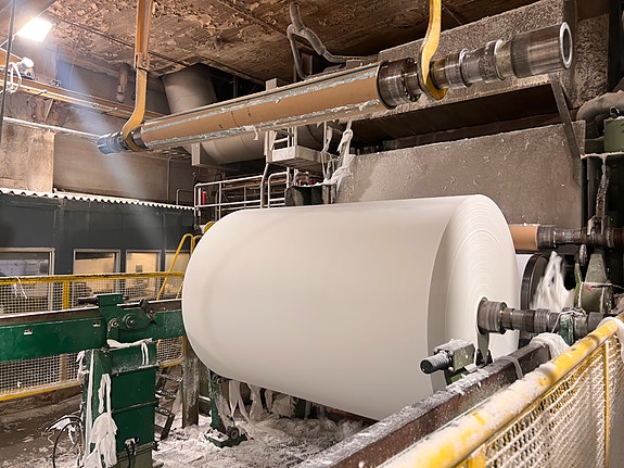 Det tynne kreppede papiret rulles opp på store ruller før det går videre til vår konverteringsavdeling hvor de lager ørkepapir og toalettpapir.