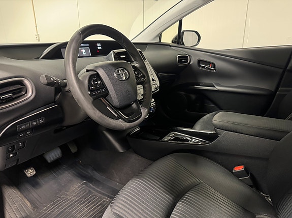 Toyota Prius Plug-in Hybrid 27 of 30