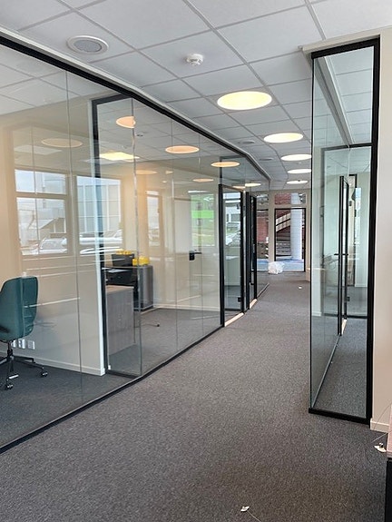 Buet glassvegg med sorte profiler