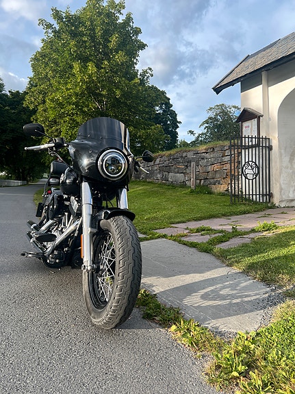 Harley-Davidson FLS Softail Slim 2 of 5