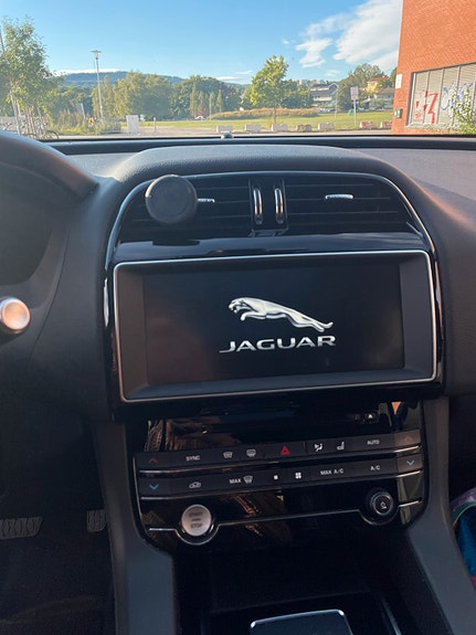 Jaguar F-PACE 6 of 28