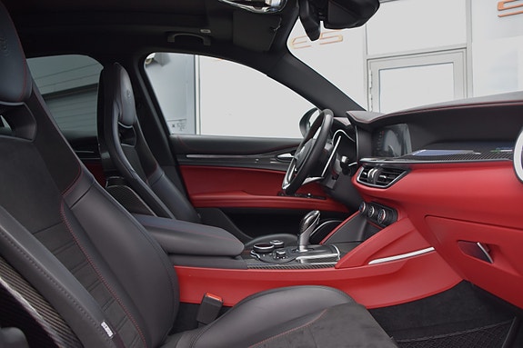 Alfa Romeo Stelvio Quadrifoglio 17 of 30