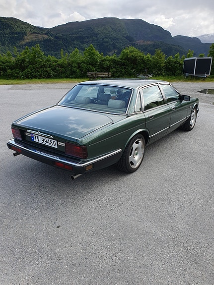 Jaguar XJ 2 of 22