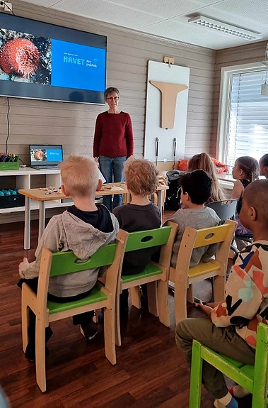 Litteratur til de minste! Marit Ertzeid på Nyland studentbarnehage i Alta. Foto: Nyland studentbarnehage.