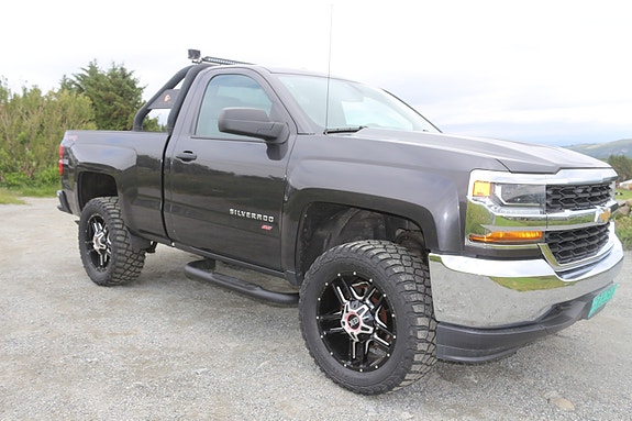 Chevrolet Silverado 3 of 5