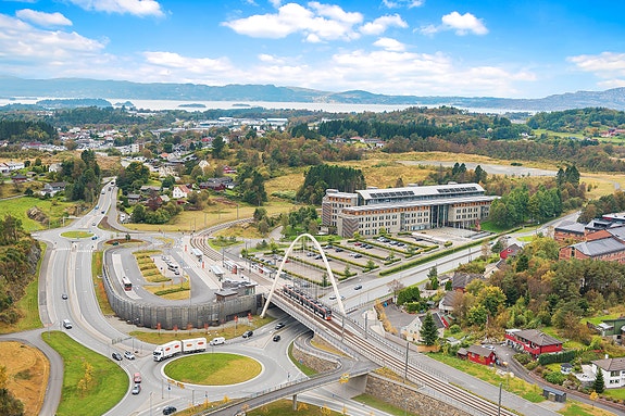 Sentral plassering i Birkelandskrysset med buss- og bybaneterminal like ved