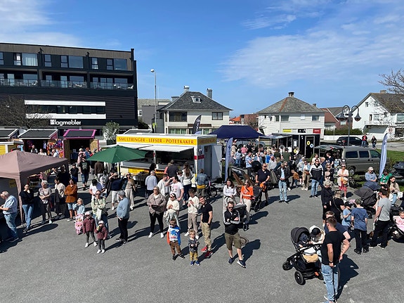 Torget utenfor kontoret. Torget bruker vi til både store og små arrangementer.