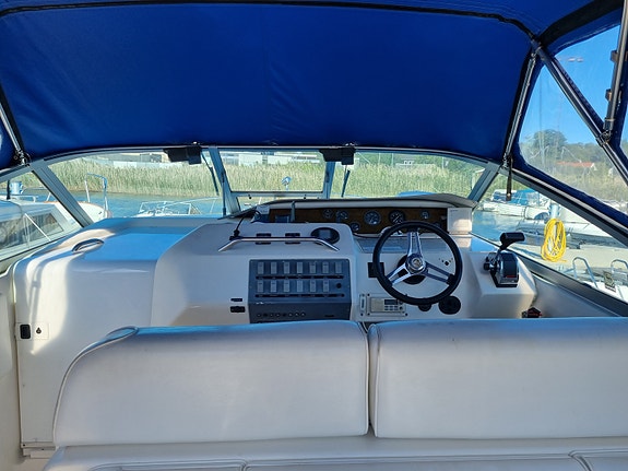 Flott Sea Ray 290  med  motorproblemer. Kupp for en "fikser". Mye nytt. 3 of 5