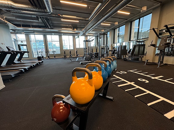 Stort og velutstyrt treningsrom tilgjengelig i bygget