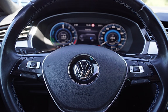 Volkswagen Passat 17 of 30