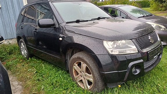 Suzuki Grand Vitara 2 of 5