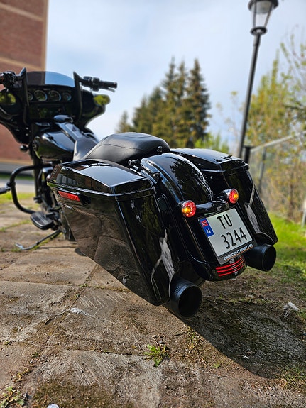 Harley-Davidson Street Glide Special Custom Black Edition 8 of 21