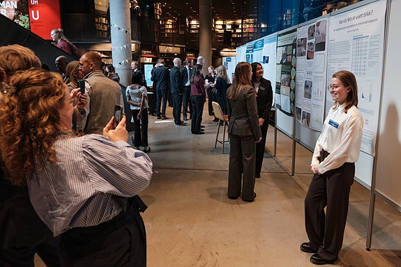 Fra posterpresentasjon på finalearrangementet 2025. KUF sender elever til internasjonale konkurranser i Europa. Foto: Kjell Erik Egeland/AYF