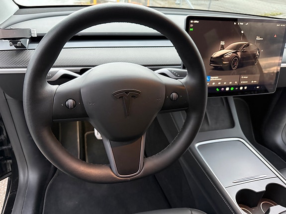 Tesla Model Y 16 of 24
