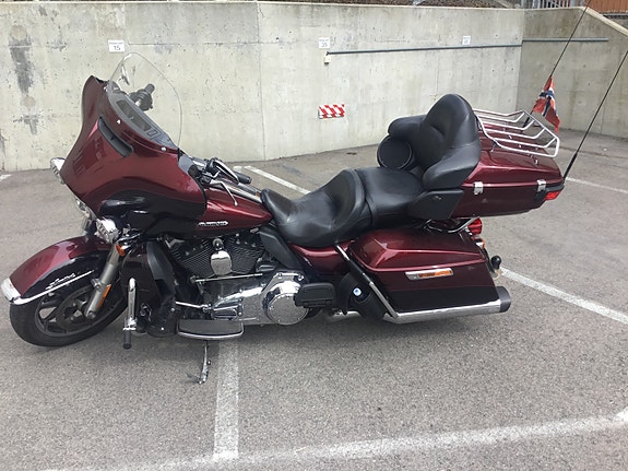 Harley-Davidson FLHTK Electra Glide Ultra Limited 3 of 5