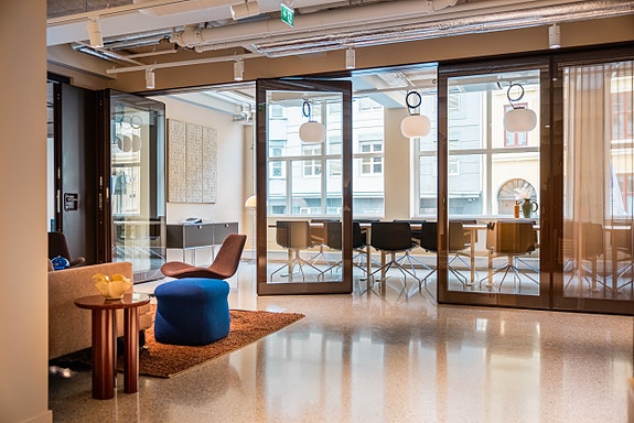 Lys kommer inn via vinduer