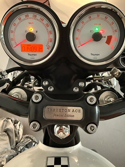 Triumph Thruxton 900 ACE Special Edition 4 of 6