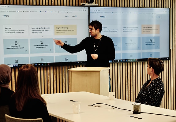 kollega presenterer i møte