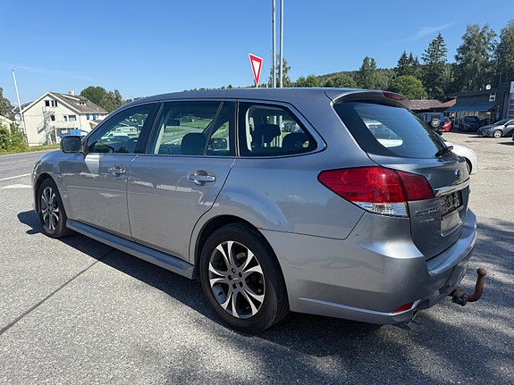Subaru Legacy 4 of 5