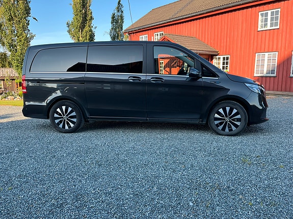Mercedes-Benz EQV300 4 of 5