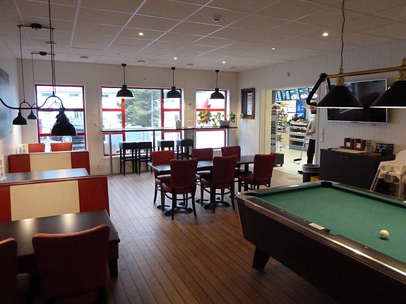 Kafe, med TV og biljard