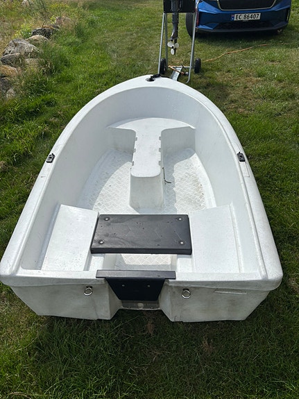 Pent brukt Pioner mini (8 fot) med Yamaha 4 hk, 4-takter, selges 4 of 5
